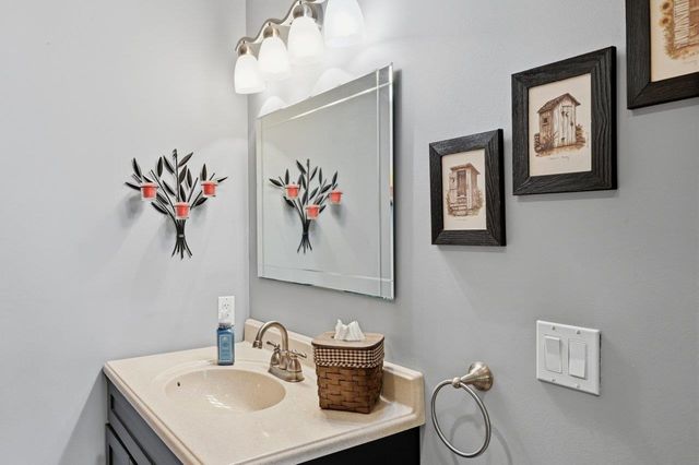 8 Seasons Lane, Londonderry, NH 03053