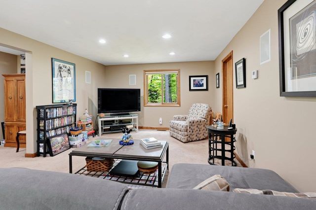 8 Seasons Lane, Londonderry, NH 03053