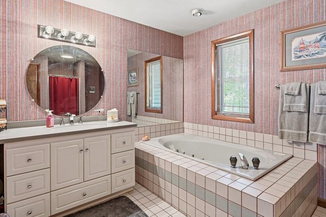 8 Seasons Lane, Londonderry, NH 03053