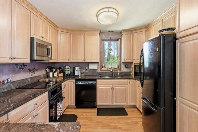 8 Seasons Lane, Londonderry, NH 03053