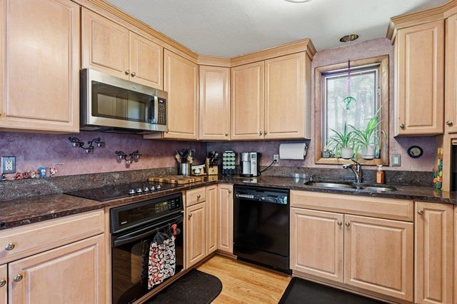 8 Seasons Lane, Londonderry, NH 03053