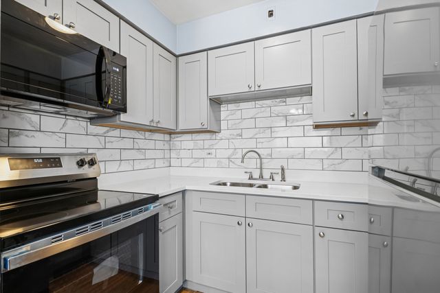 7201 W Wellington Avenue D-1, Elmwood Park, IL 60707