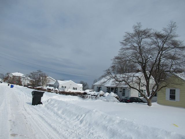 33 Connolly St, Springfield, MA 01151