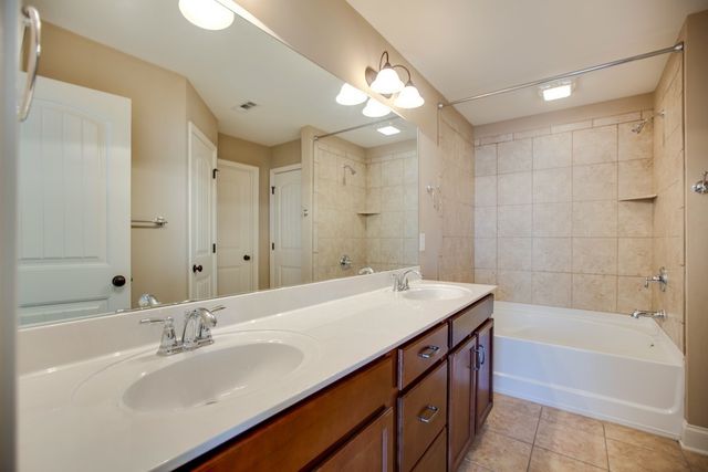 1966 Newark Ln, Thompsons Station, TN 37179