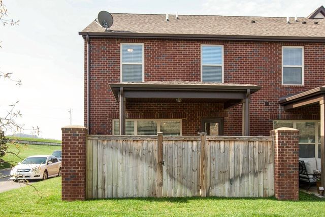 1966 Newark Ln, Thompsons Station, TN 37179