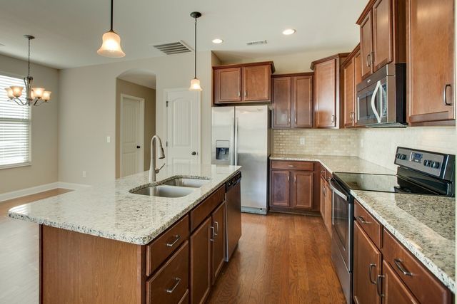 1966 Newark Ln, Thompsons Station, TN 37179