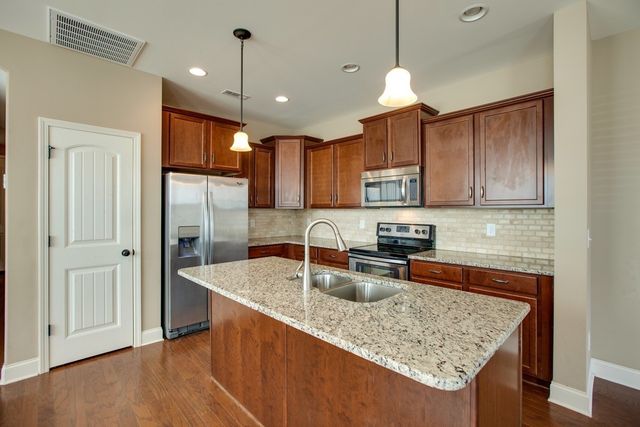 1966 Newark Ln, Thompsons Station, TN 37179