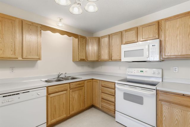 1587 County Road D E, Maplewood, MN 55109