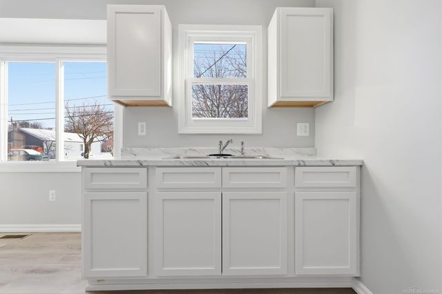 28648 Hillview Street, Roseville, MI 48066