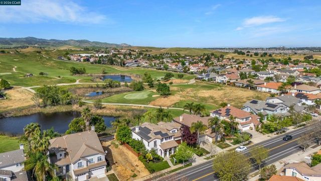 389 Roundhill Dr, Brentwood, CA 94513