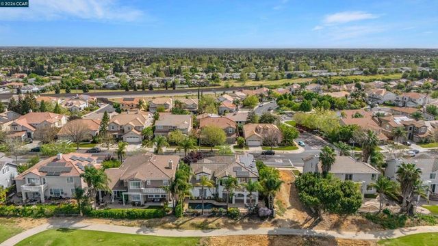 389 Roundhill Dr, Brentwood, CA 94513