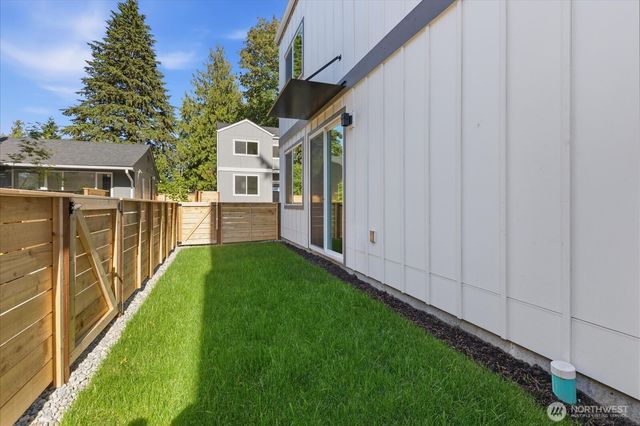 10326 B Ashworth Avenue N, Seattle, WA 98133