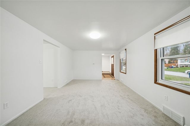 690 Pine Valley Dr, Plum Boro, PA 15239