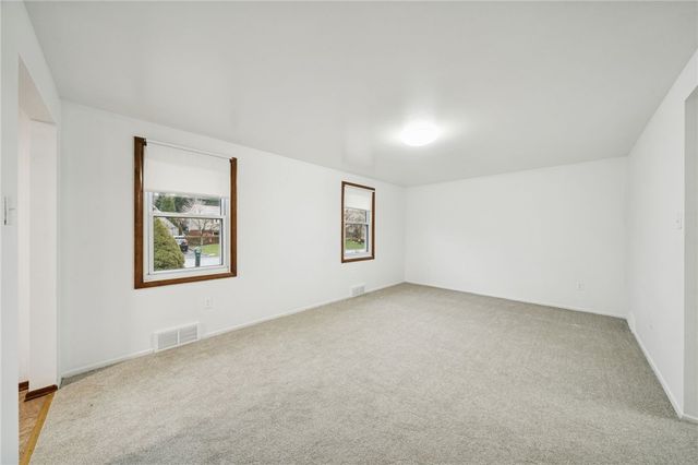 690 Pine Valley Dr, Plum Boro, PA 15239