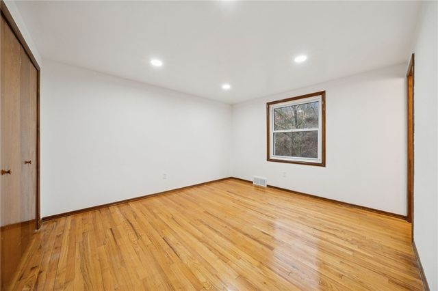 690 Pine Valley Dr, Plum Boro, PA 15239