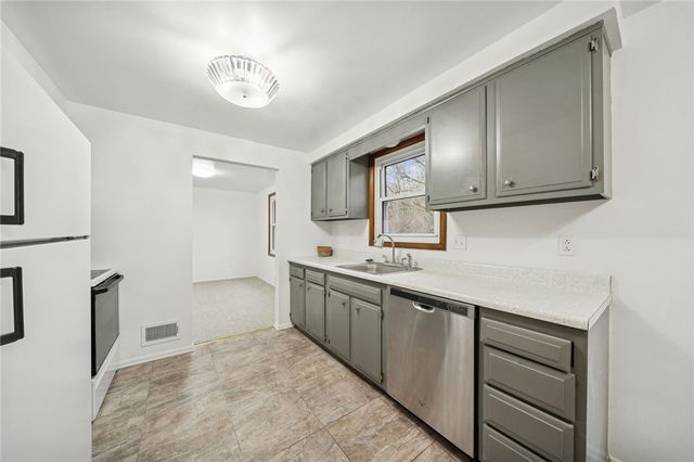 690 Pine Valley Dr, Plum Boro, PA 15239