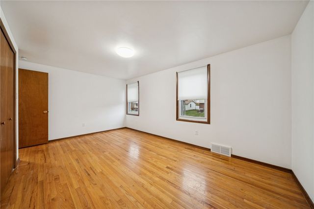 690 Pine Valley Dr, Plum Boro, PA 15239