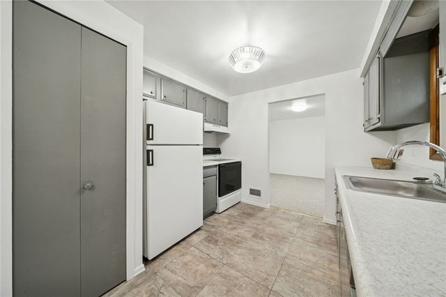 690 Pine Valley Dr, Plum Boro, PA 15239