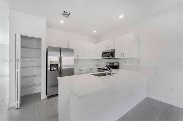 701 SE 13th St Cir, Homestead, FL 33034