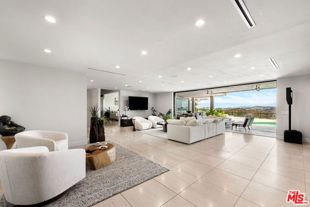 2052 Stradella Road, Los Angeles, CA 90077
