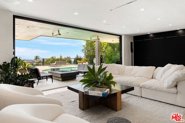 2052 Stradella Road, Los Angeles, CA 90077