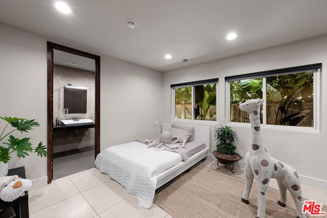 2052 Stradella Road, Los Angeles, CA 90077