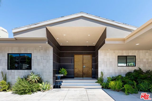2052 Stradella Road, Los Angeles, CA 90077