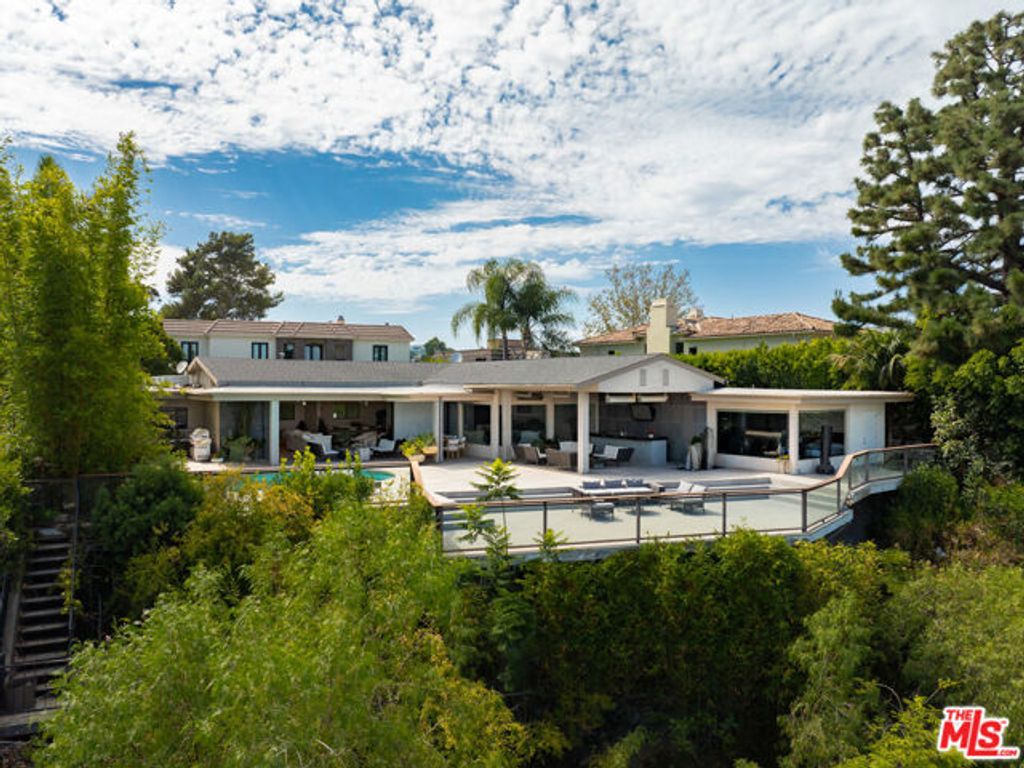2052 Stradella Road, Los Angeles, CA 90077