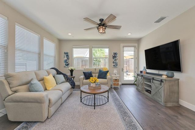 7024 Starburst Ln, Roseville, CA 95747