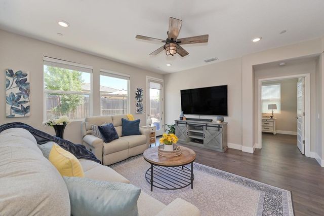 7024 Starburst Ln, Roseville, CA 95747