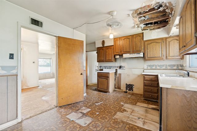 1112 E Ann Arbor Avenue, Dallas, TX 75216