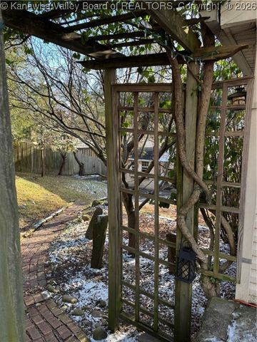 946 Mathews Avenue, Charleston, WV 25302