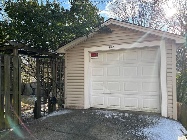 946 Mathews Avenue, Charleston, WV 25302