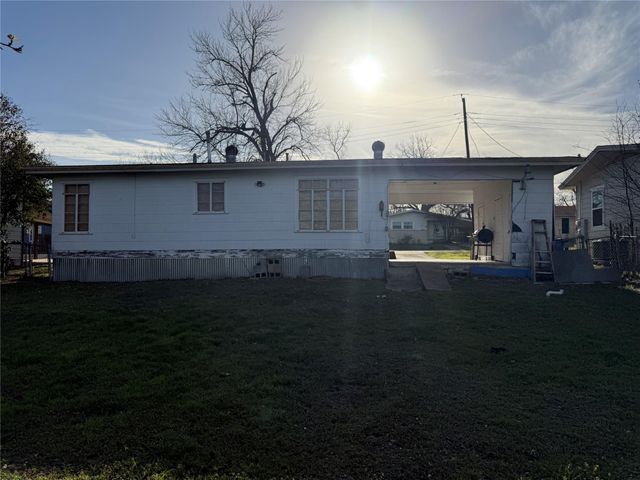 1804 Davis ST, Taylor, TX 76574