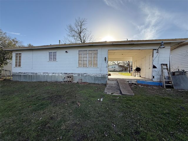 1804 Davis ST, Taylor, TX 76574