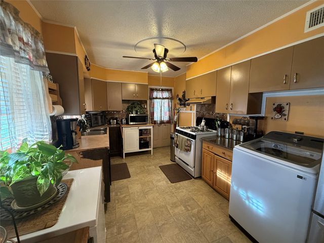 1804 Davis ST, Taylor, TX 76574