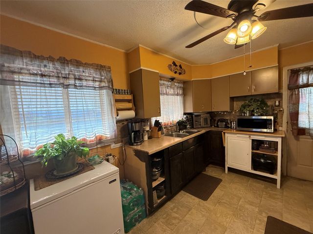 1804 Davis ST, Taylor, TX 76574