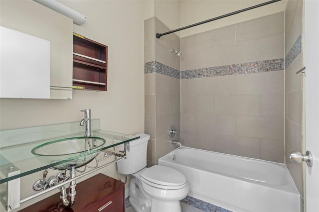 802 Jackson Hill Street 201, Houston, TX 77007