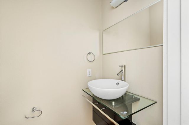 802 Jackson Hill Street 201, Houston, TX 77007
