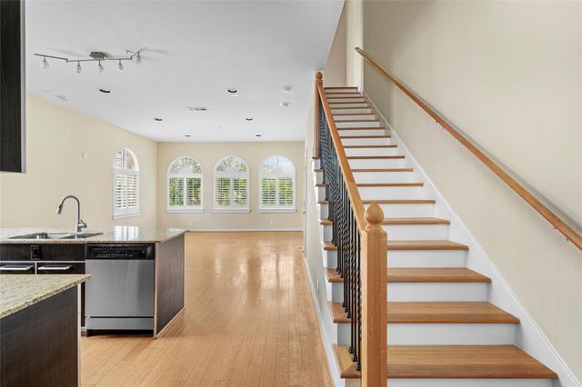 802 Jackson Hill Street 201, Houston, TX 77007