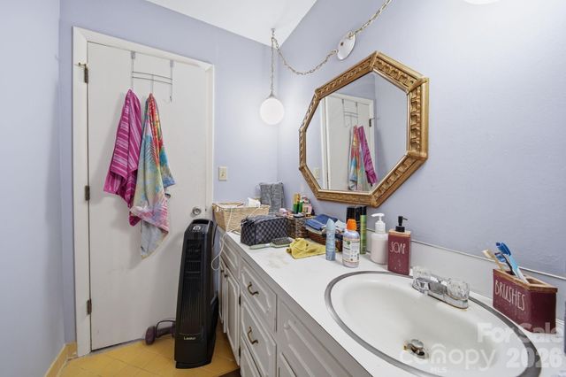 970 23rd Avenue NE, Hickory, NC 28601