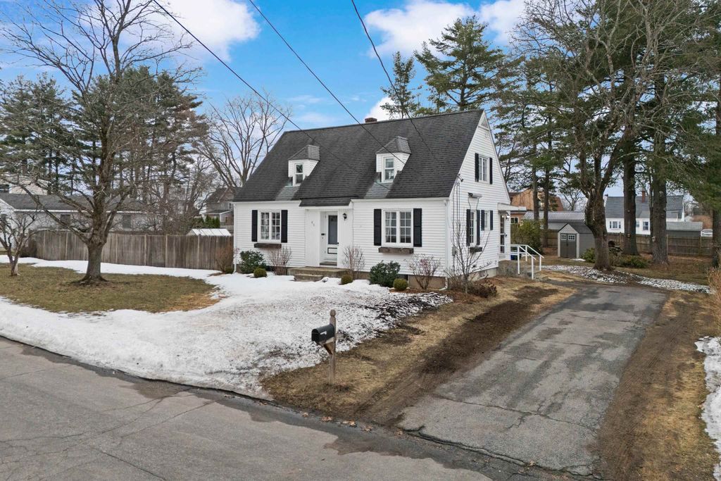 86 Lamprey Street, Manchester, NH 03102