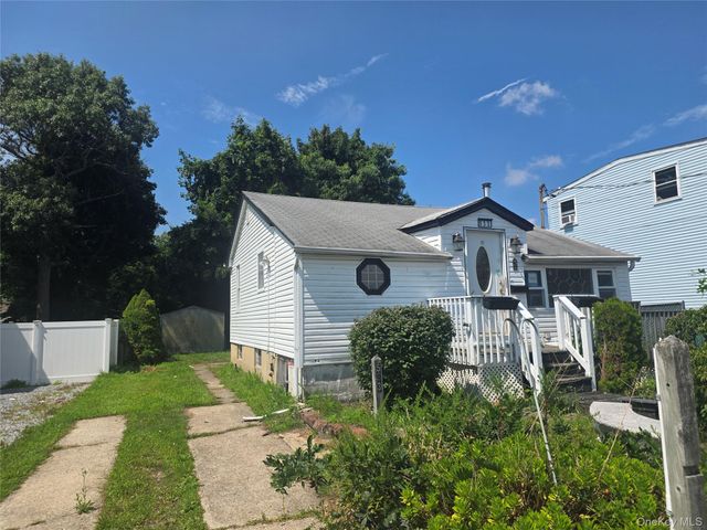 533 S 8th Street, Lindenhurst, NY 11757