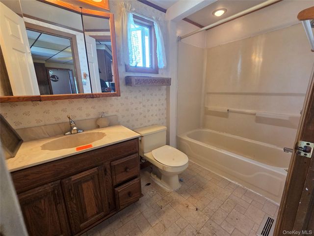 533 S 8th Street, Lindenhurst, NY 11757