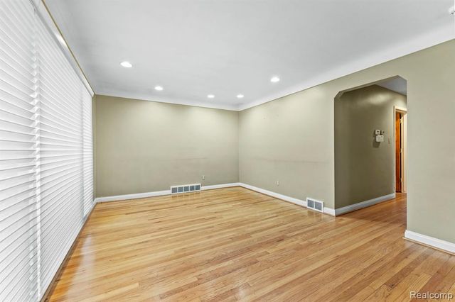 15629 Oceana Avenue, Allen Park, MI 48101