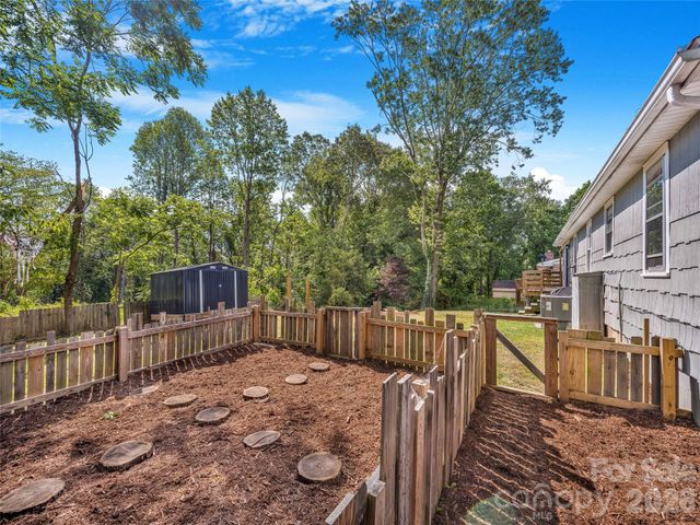 105 Smith Graveyard Road, Asheville, NC 28806