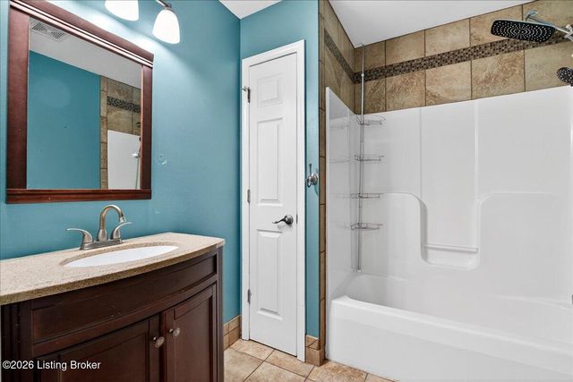 217 Bolton Ct, Shepherdsville, KY 40165