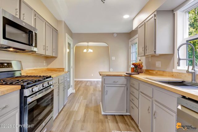 9219 Strutz Avenue, Anchorage, AK 99507