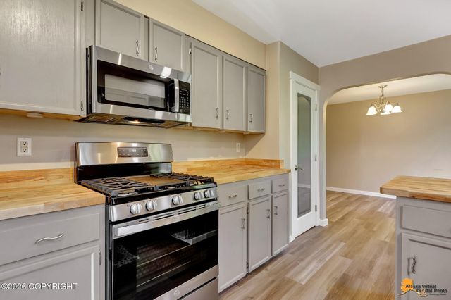 9219 Strutz Avenue, Anchorage, AK 99507