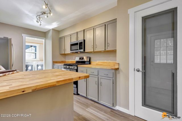 9219 Strutz Avenue, Anchorage, AK 99507